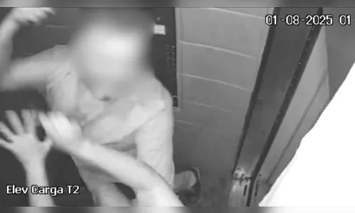 Homem agride mulher com socos dentro do elevador no DF