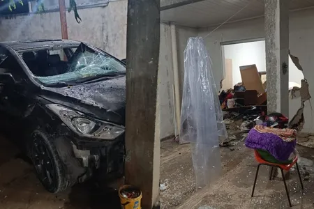 O homem fugiu logo depois em uma motocicleta, mas foi localizado pelos policiais
