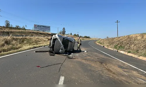 Veículo carregado com 438 kg de maconha capota após fuga na BR-376