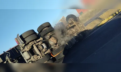 Caminhão pega fogo após tombar na BR-376 em Mauá da Serra