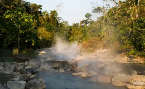 O rio atinge mais de 90º e cozinha animais vivos.