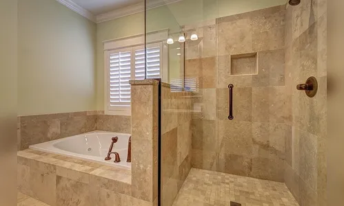 Jovem mata amante idoso estrangulado e concreta corpo em banheira