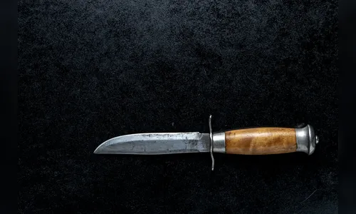 Filho mata mãe a facadas enquanto ela dormia