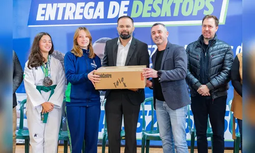 Governo do PR formaliza entrega 15 mil desktops para 526 escolas