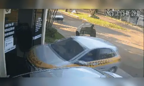 Vídeo: Aluna invade autoescola com carro durante aula em Mamborê (PR)