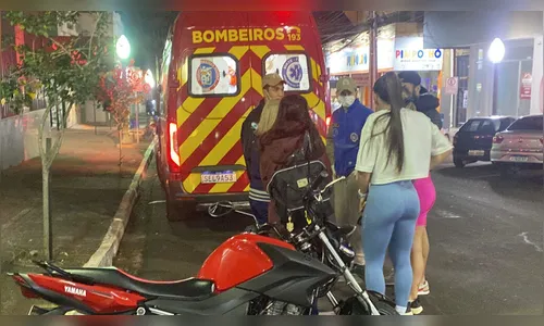 Jovem fica ferido em batida entre carro e moto no centro de Apucarana