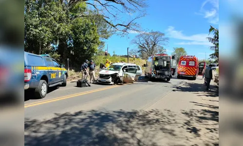 7 pessoas ficam feridas em colisão frontal entre ambulância e 2 carros