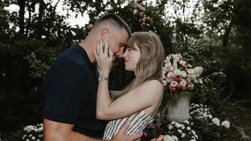 Os dois apareceram trocando carinhos e abraços nas fotos encantadoras