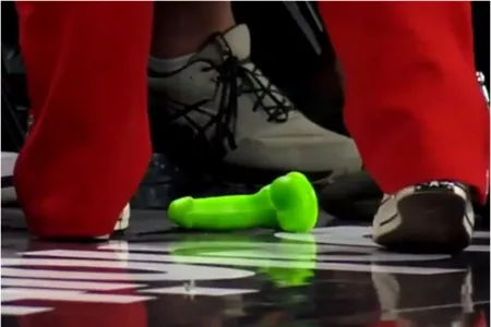 Os objetos foram jogados durante jogo da WNBA.