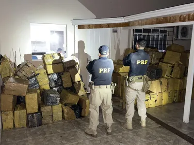 Os policiais encontraram diversos fardos contendo a droga