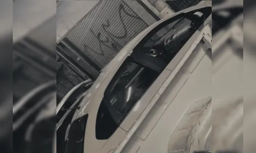 Casal é flagrado fazendo sexo dentro de carro em estacionamento