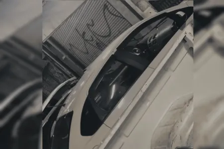 Os registros mostram um homem e uma mulher deitados, curtindo o momento dentro de um Fiat Grand Siena branco.