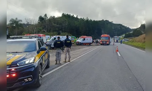 Acidente entre micro-ônibus e carretas deixa um morto e feridos no PR