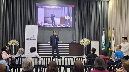 Palestrante convidado, juiz eleitoral Rogério Tragibo de Campos.