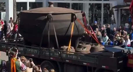 Panela gigante foi apresentada à população em carreata