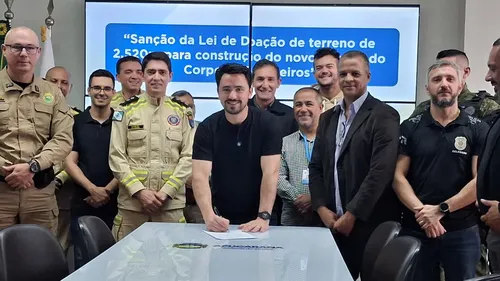 Prefeito assinou doação nesta manhã de sexta
