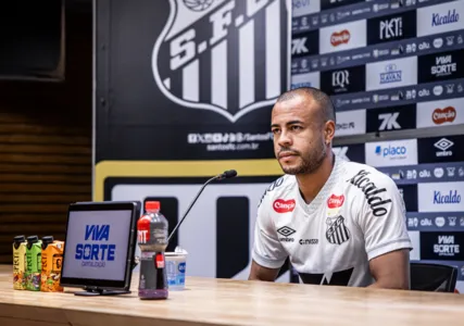 Recém-chegado ao Santos, Mayke destaca motivação e preparo físico para encarar desafio de liderar a recuperação da equipe no Brasileirão