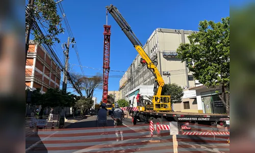 Guindaste usado em obra do 
