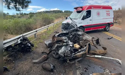 Jovens morrem e picape parte ao meio após bater contra caminhão no PR