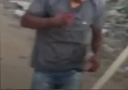 Segundo a polícia, ele sufocou a vítima e, em seguida, utilizou um pedaço de espelho para cortar o pescoço dela.