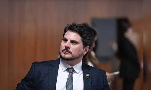 Senador Marcos do Val é levado para colocar tornozeleira eletrônica