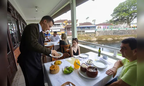 Com empregos em alta, turismo mantém expansão no Paraná
