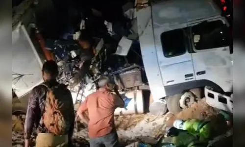 Batida entre ônibus e carreta deixa 11 mortos e mais de 40 feridos