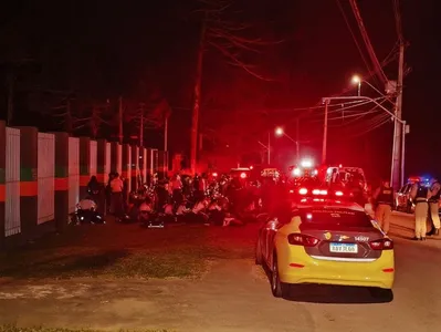 Um motociclista de 37 anos furou o bloqueio policial na Rua Sebastiana Santana Fraga, no bairro Guatupê, atropelou oito estudantes e morreu na hora.