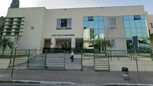 Uma das professoras foi alertada e agarrou o menino pelas costas com o intuito de retirar o objeto da mão da criança.