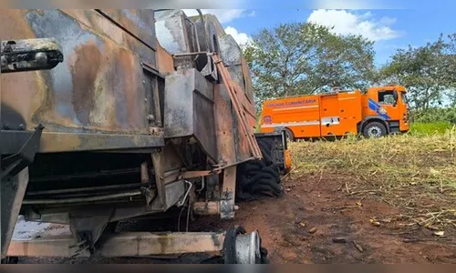 Colheitadeira pega fogo e fica destruída em Jandaia do Sul