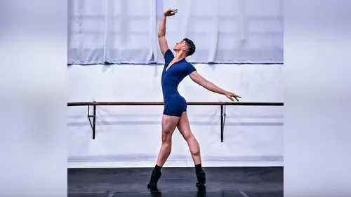 Vithor concluiu a graduação em Biomedicina e está prestes a se formar como bailarino pela Escola do Teatro Bolshoi no Brasil.