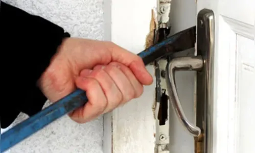 Mulher se tranca no quarto ao ouvir ladrão dentro de casa