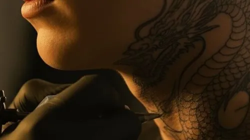 À Justiça, o pai declarou que nunca teria autorizado a tatuagem, que o jovem trabalha e pagou o procedimento com o próprio dinheiro