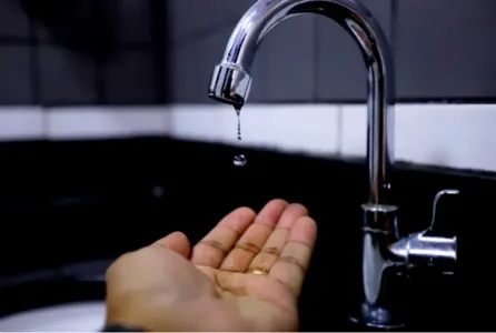 A Sanepar pede para que as pessoas economizem água.