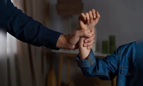 Jovem confessa que forjou estupro coletivo para incriminar colegas