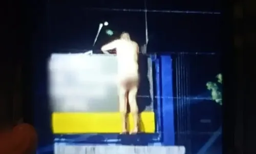 Homem pelado assusta moradores ao andar sobre telhados no PR; veja