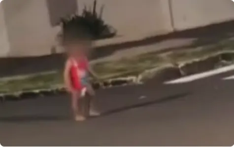 A criança foi encontrada pela Polícia Militar e devolvida à família.