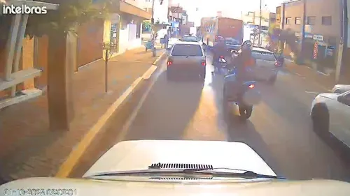 A explosão assustou quem passava pelo local no momento.