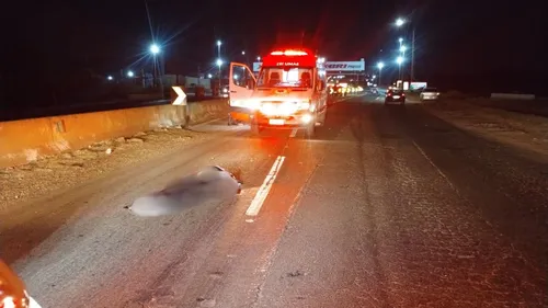 A força do impacto foi tão grande que a motocicleta foi lançada a mais de 60 metros do local da colisão