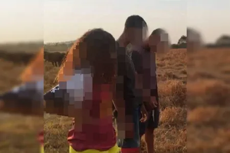 A jovem foi encontrada em uma área rural, debaixo de uma árvore,