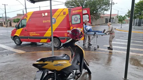 A mulher sofreu uma lesão no braço direito.