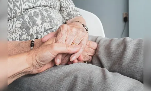 Homem é preso por abusar da mãe que estava sob efeito de medicamentos