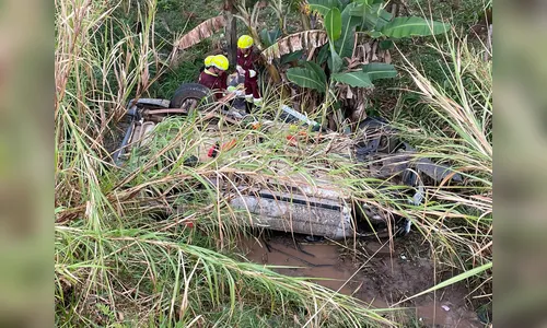 Carro com padres e freira cai em ribanceira na BR-376 em Mauá da Serra