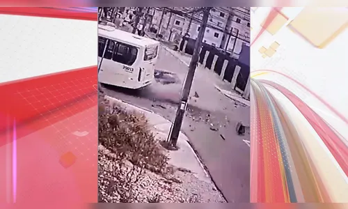 Acidente entre carro e ônibus deixa mulher morta no Paraná