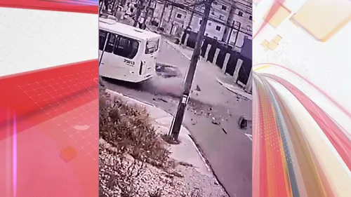 Acidente entre carro e ônibus deixa mulher morta no Paraná