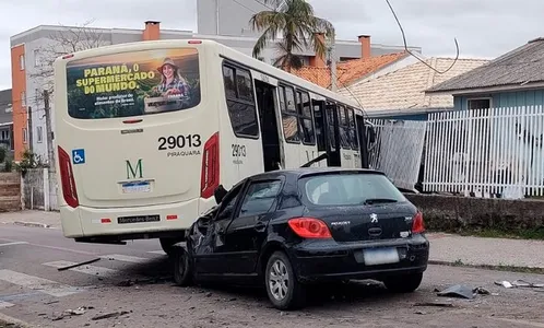 Acidente entre carro e ônibus neste domingo