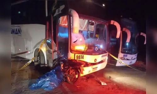 Motociclista morre após se chocar contra ônibus que estava parado