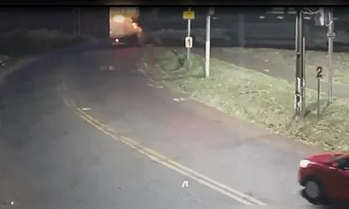 Vídeo mostra batida entre trem e caminhão com trabalhadores em Jandaia