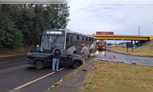 Acidente envolve picape e ônibus na PR-218 em Arapongas