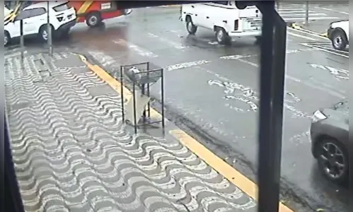 Vídeo mostra acidente entre ambulância do Siate e carro no centro de Apucarana; veja